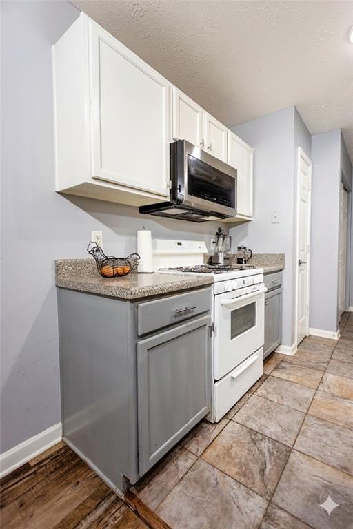 269 Silver Ridge Drive Dallas, GA 30157 - Photo 17 of 33 a kitchen with a stove and a microwave