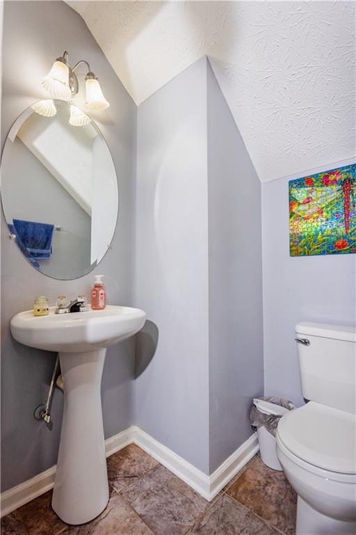 269 Silver Ridge Drive Dallas, GA 30157 - Photo 18 of 33 a bathroom with a sink toilet and a mirror