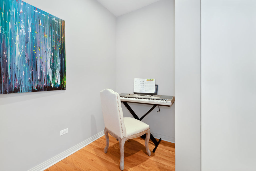 Undisclosed Address Chicago, IL 60607 - Photo 18 of 20 a small room with a bench and furniture