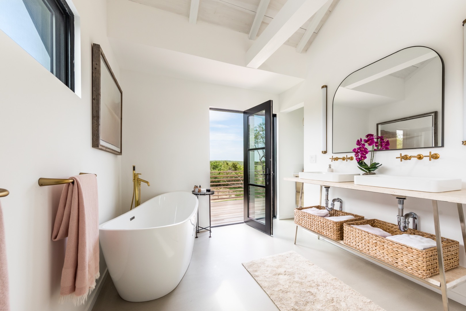 5 Fort Hill Road Montauk, NY 11954 - Photo 8 of 11 a bathroom with a tub sink and mirror