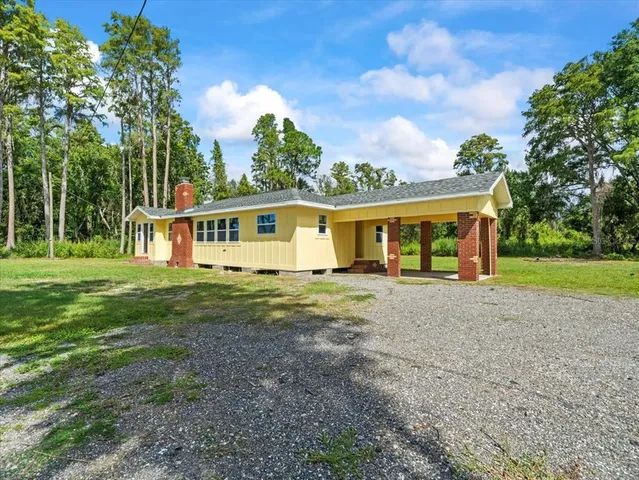 a view of a house with backyard and garden