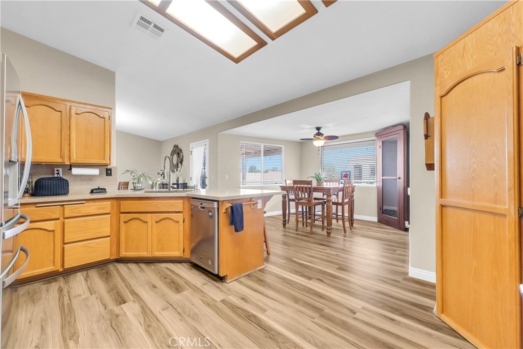 13931 Falling Leaf Road Apple Valley, CA 92307 - Photo 10 of 50 Kitchen with view into dining knook