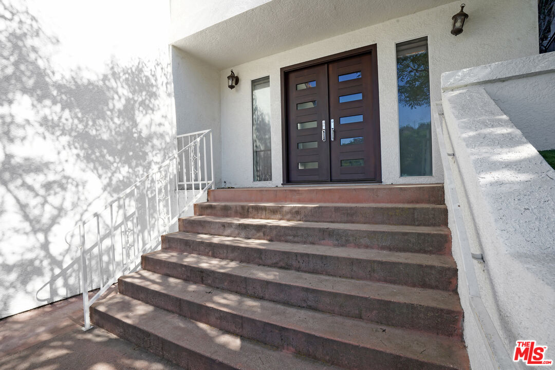 3832 Shannon Road Los Angeles, CA 90027 - Photo 6 of 52