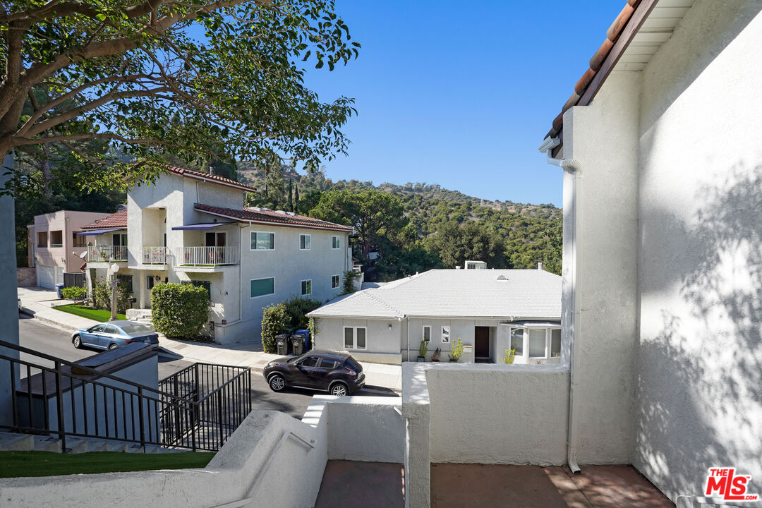 3832 Shannon Road Los Angeles, CA 90027 - Photo 8 of 52