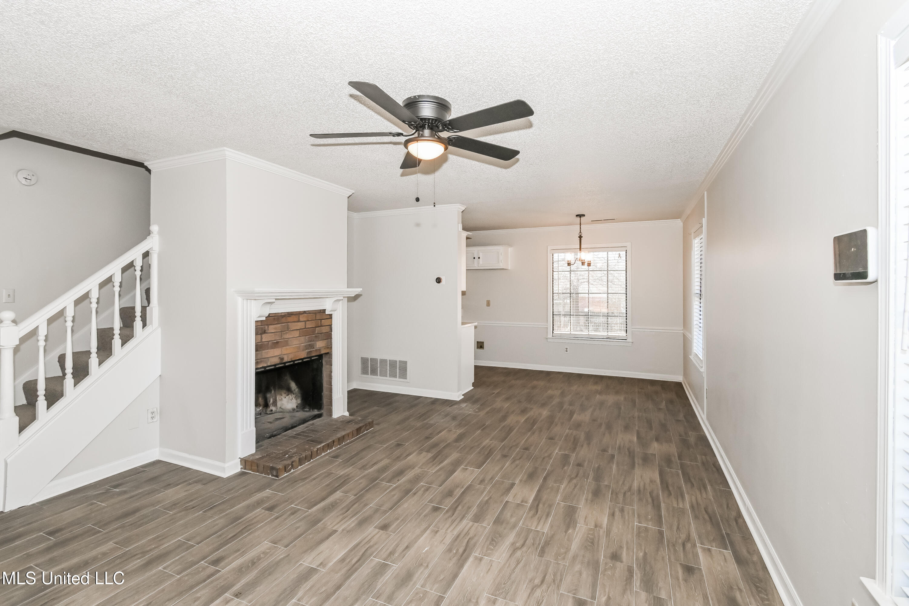 5943 Lee's Crossing Street Olive Branch, MS 38654 - Photo 3 of 15 004-photo-living-room-14282702