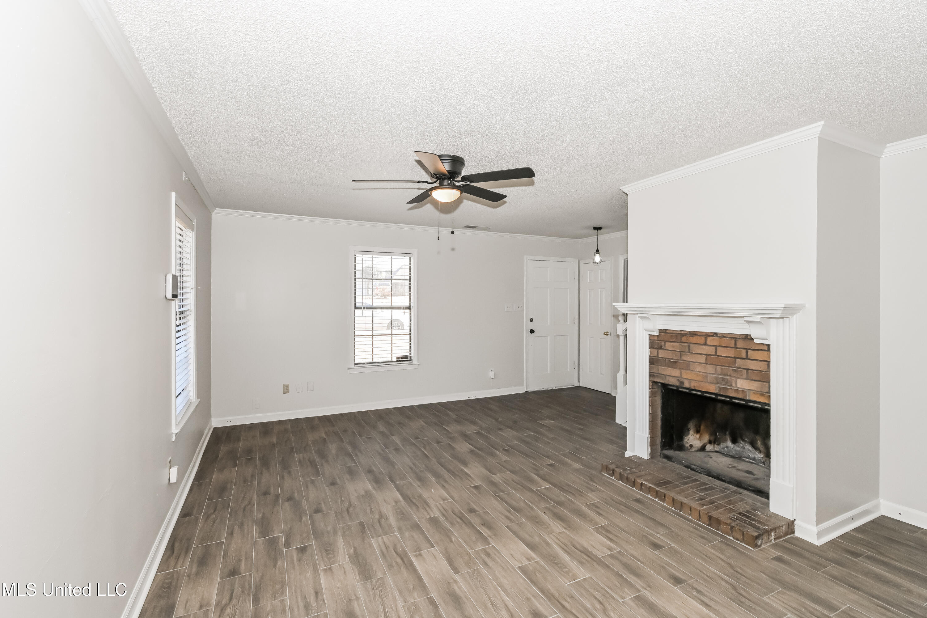 5943 Lee's Crossing Street Olive Branch, MS 38654 - Photo 4 of 15 005-photo-living-room-14282703