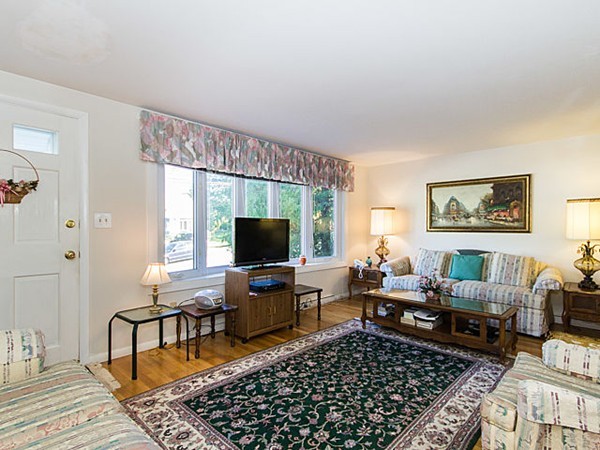 49 Ravenswood Road Waltham, MA 02453 - Photo 7 of 24 Gallery Image 7