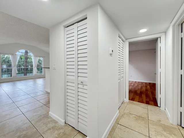 a view of room with a floor to ceiling window and a yard