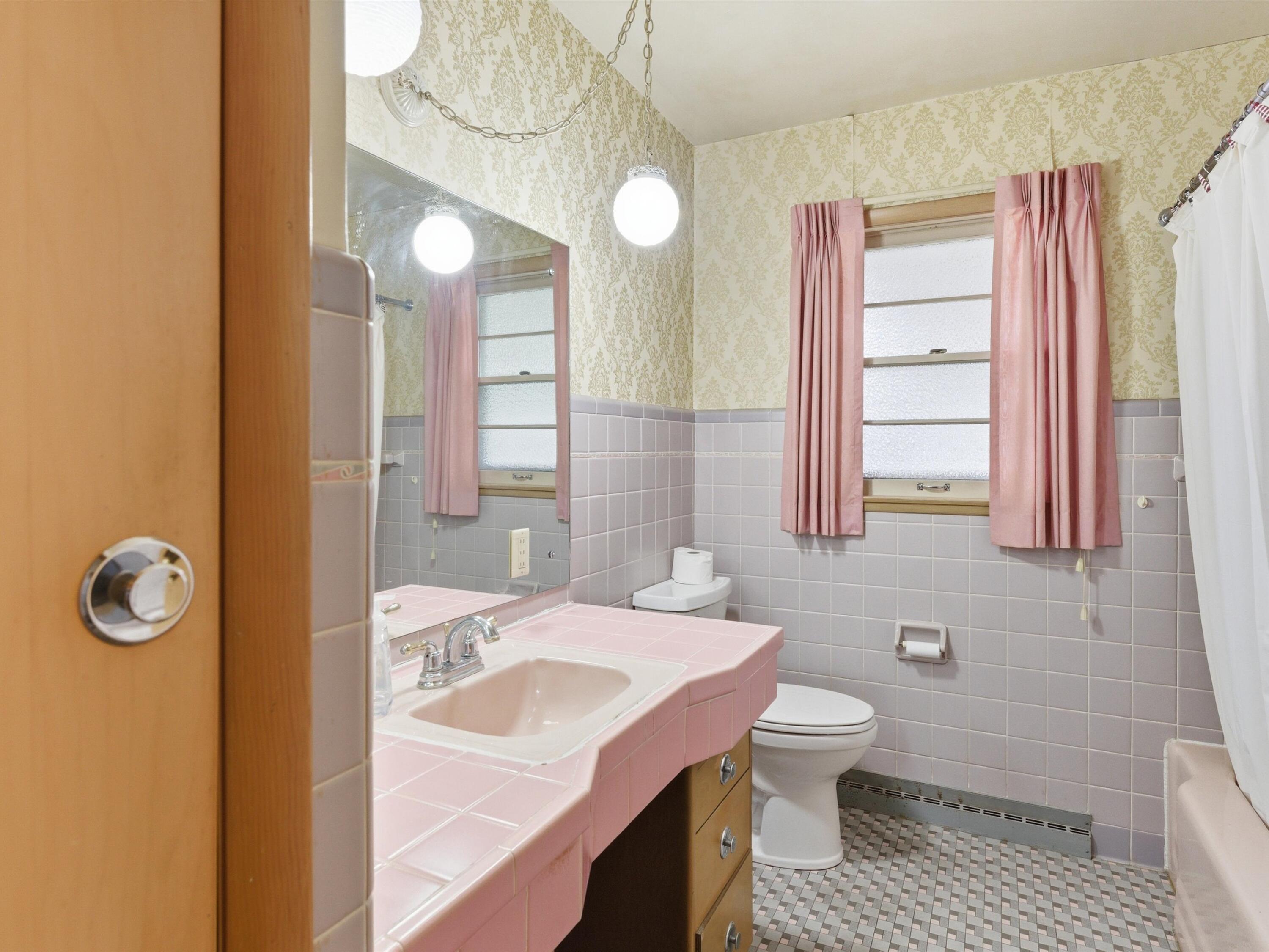 2206 Division Street Manitowoc, WI 54220 - Photo 13 of 31 upstairs bathroom