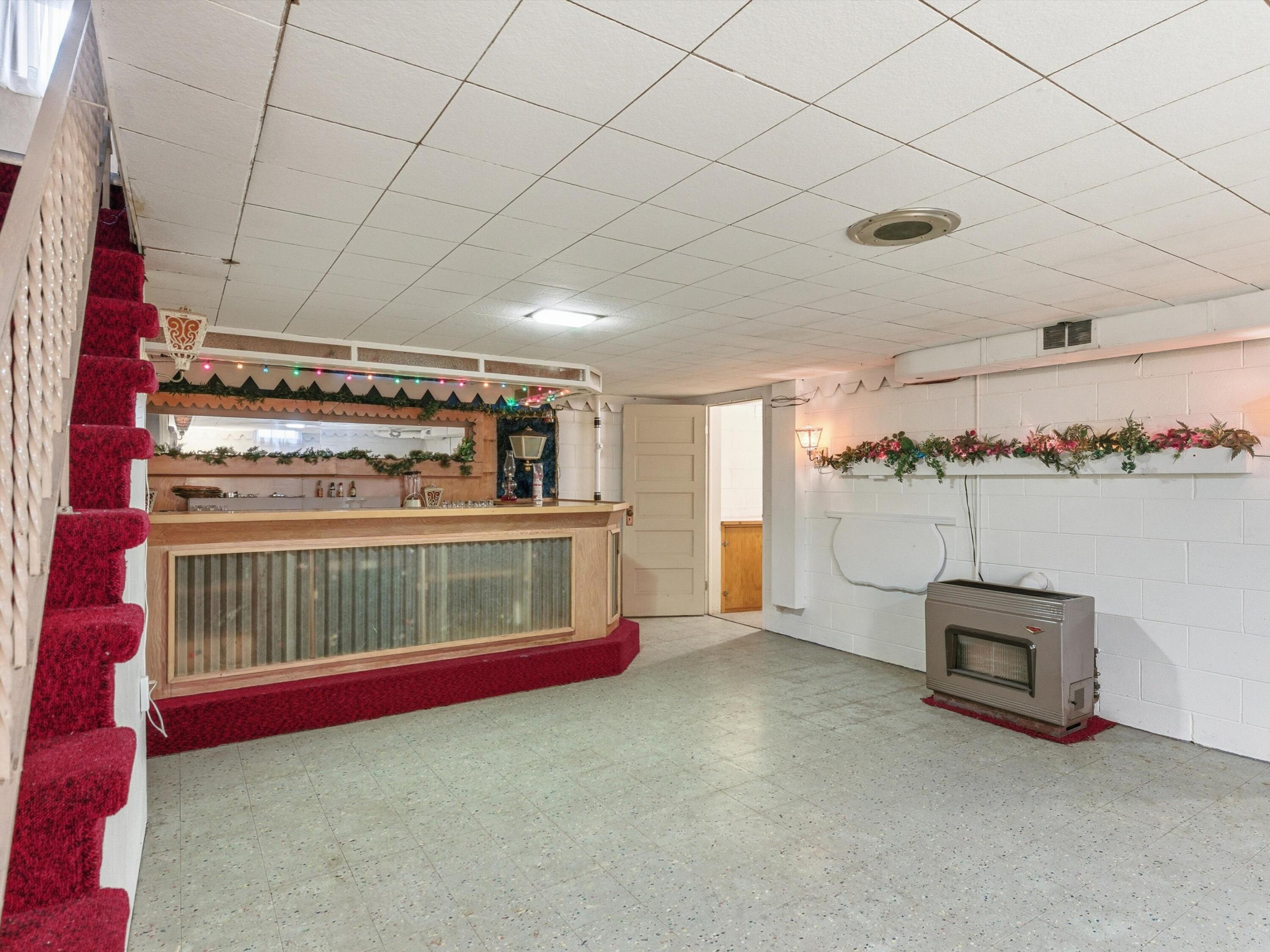 2206 Division Street Manitowoc, WI 54220 - Photo 15 of 31 basement bar