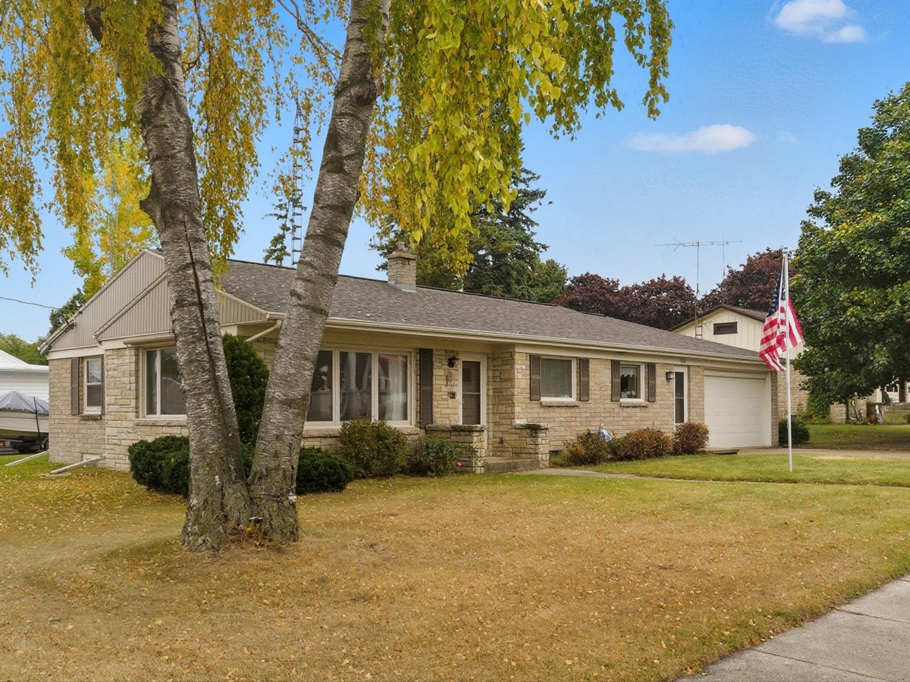 2206 Division Street Manitowoc, WI 54220 - Photo 2 of 31 04-004_2611515_08420