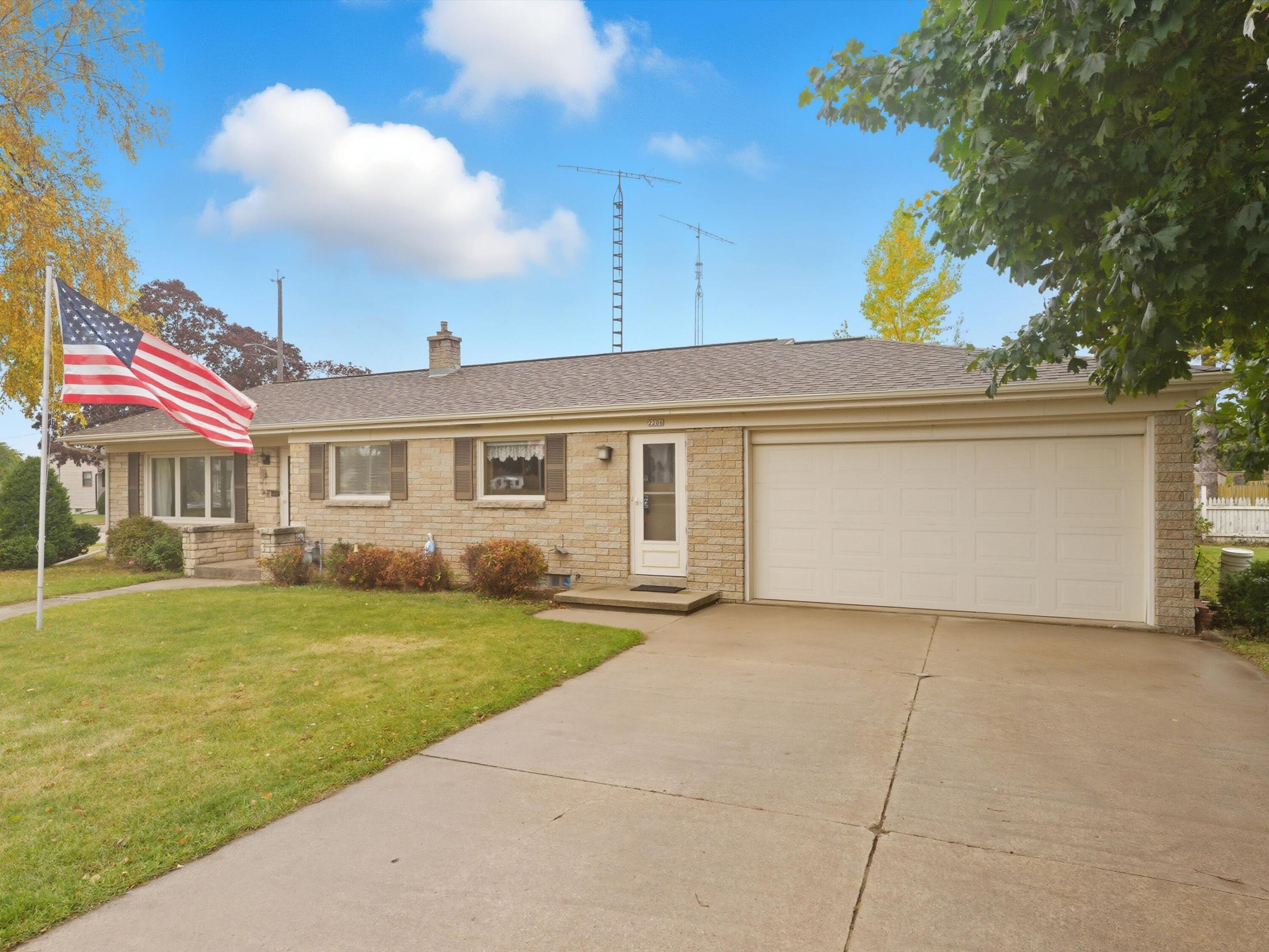 2206 Division Street Manitowoc, WI 54220 - Photo 3 of 31 01-001_2611515_08417