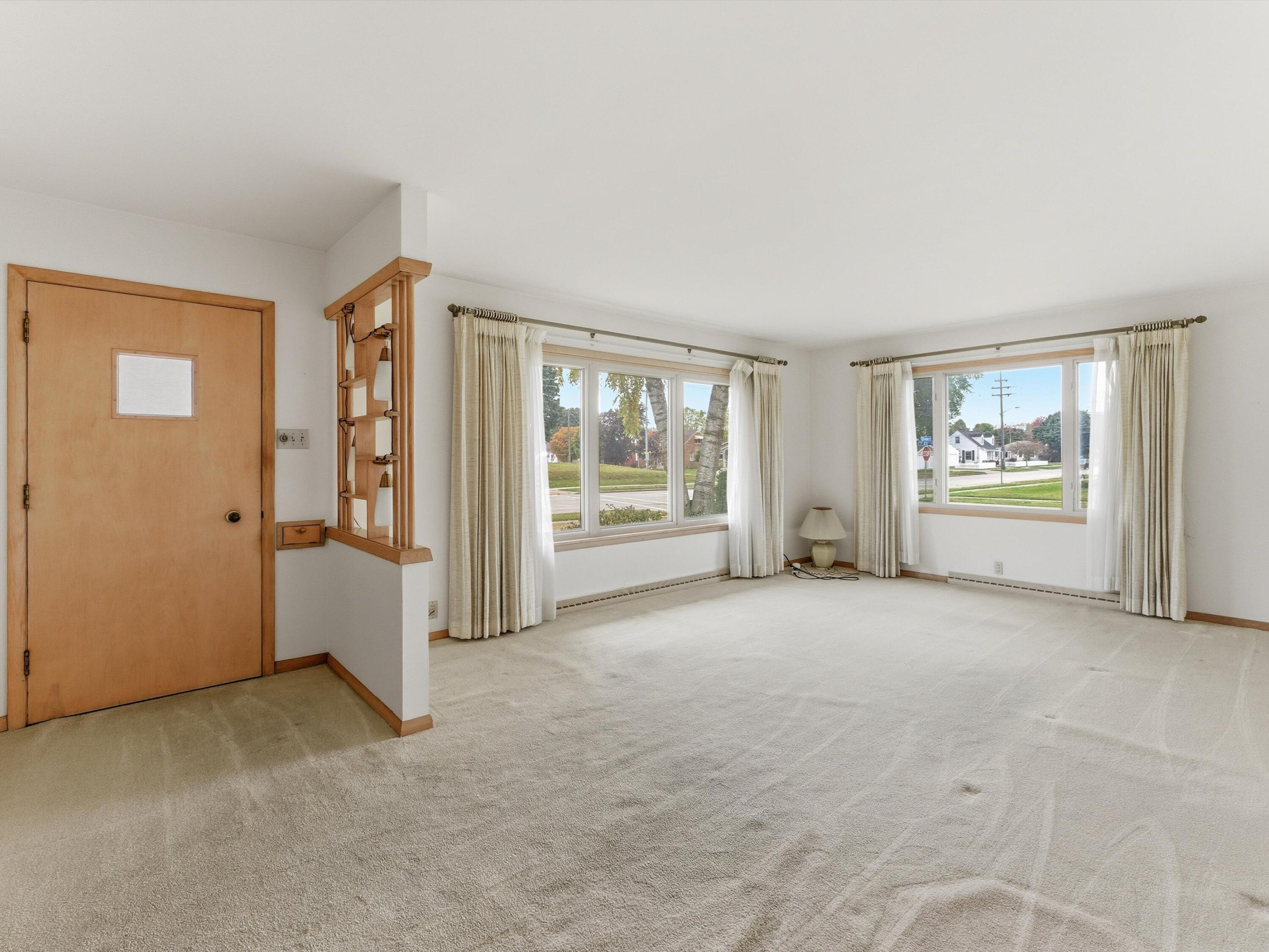 2206 Division Street Manitowoc, WI 54220 - Photo 4 of 31 living room