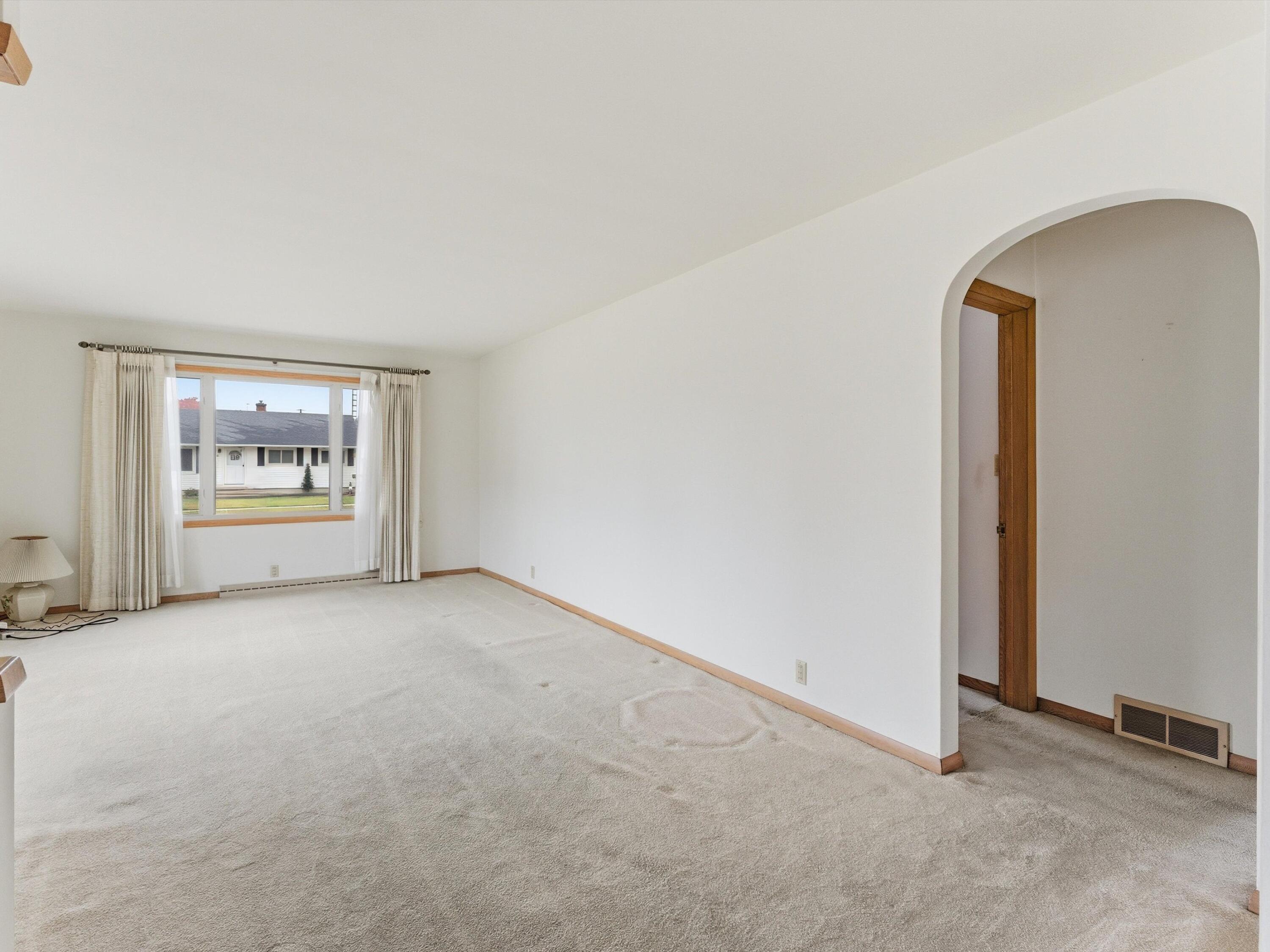 2206 Division Street Manitowoc, WI 54220 - Photo 5 of 31 living room