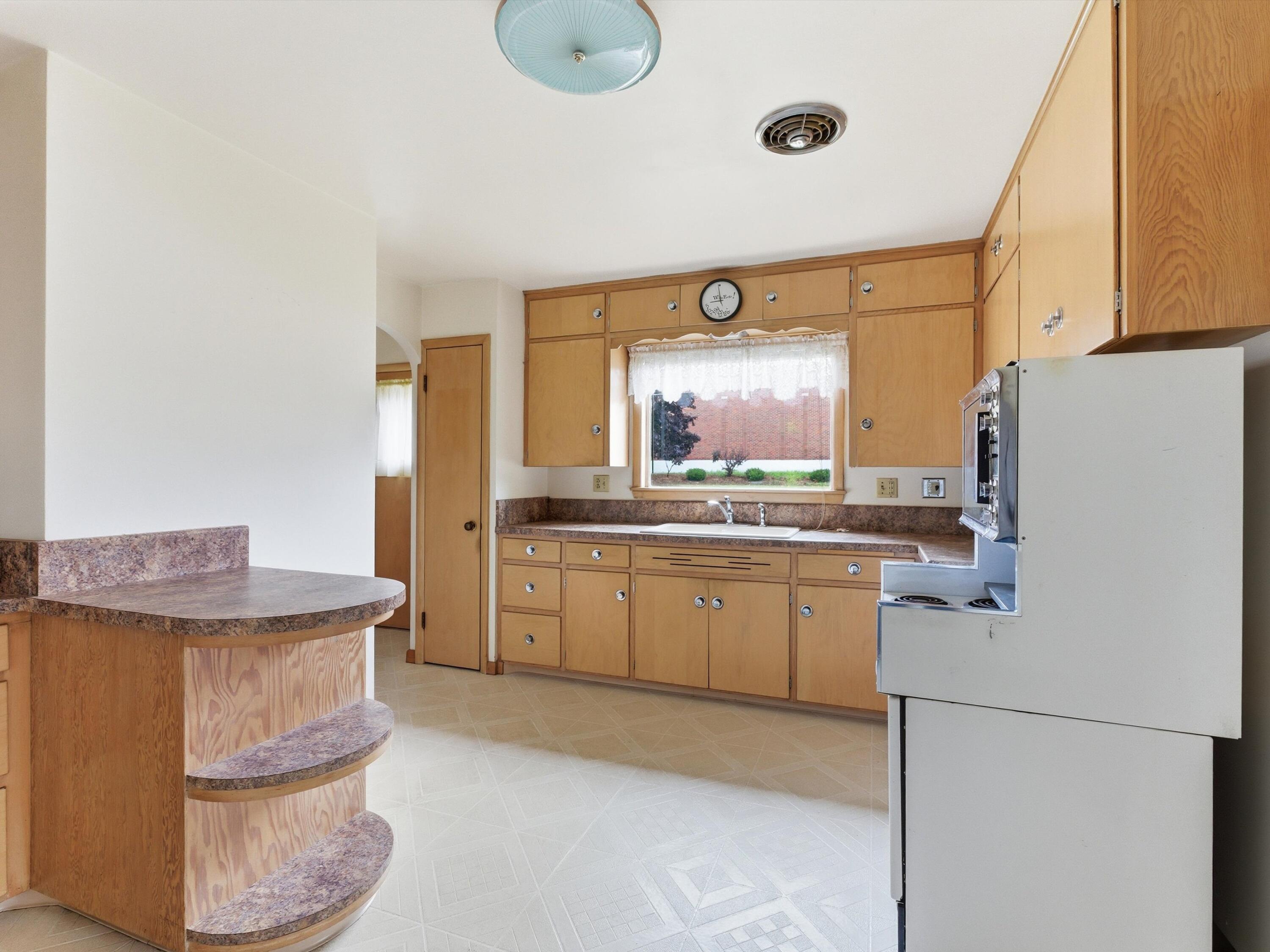 2206 Division Street Manitowoc, WI 54220 - Photo 9 of 31 kitchen