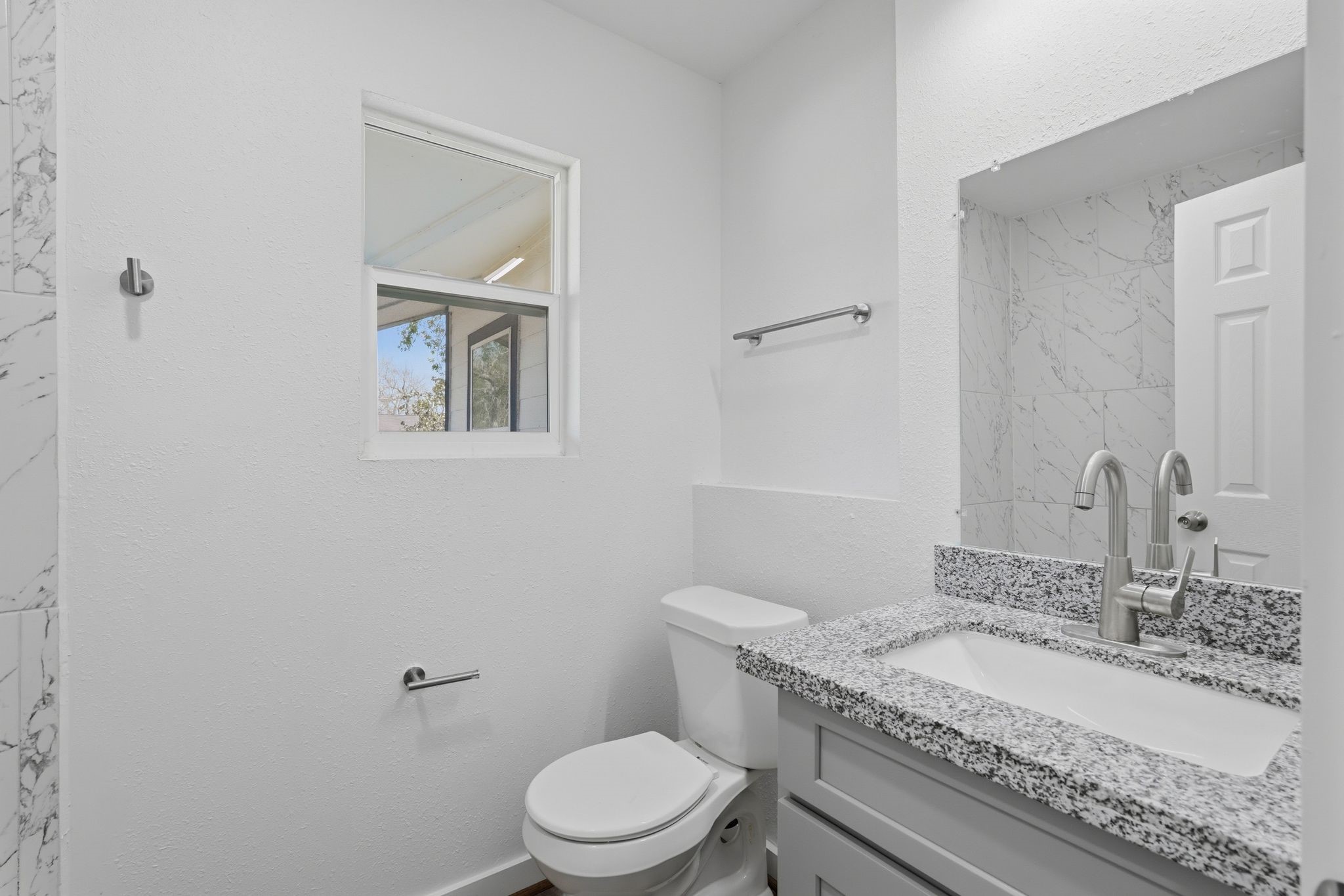 5962 Ridgeway Drive Houston, TX 77033 - Photo 14 of 22 Secondary bathroom