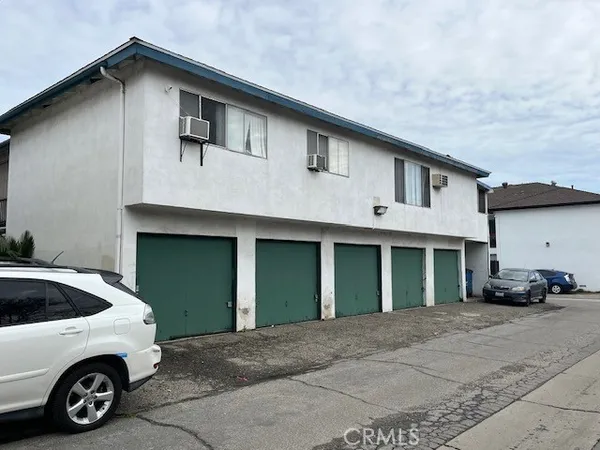 a car parked in front of white house