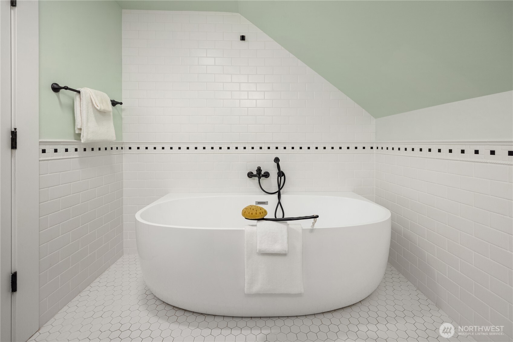 907 Northeast 72nd Street Seattle, WA 98115 - Photo 15 of 39