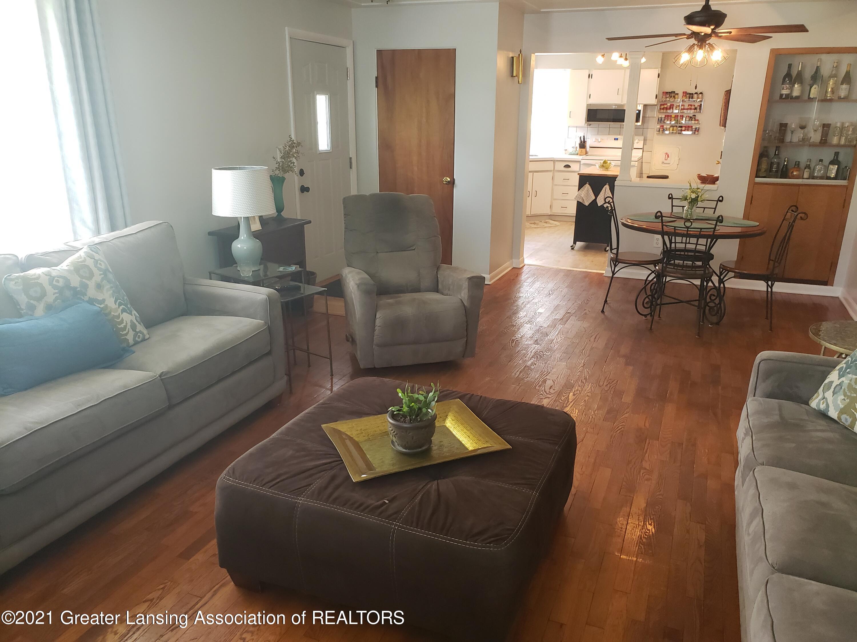 2205 North Canal Road Lansing, MI 48917 - Photo 6 of 31 Living Room