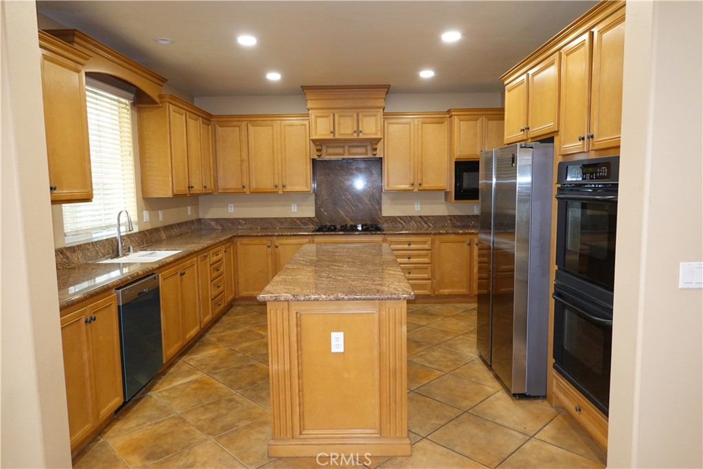 1840 West Deerfield Road Santa Ana, CA 92704 - Photo 13 of 24 Gourmet kitchen