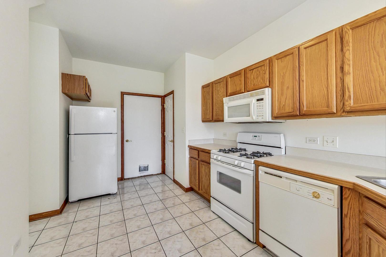 565 Goodwin Drive Bolingbrook, IL 60440 - Photo 13 of 44 a kitchen with a stove sink and refrigerator