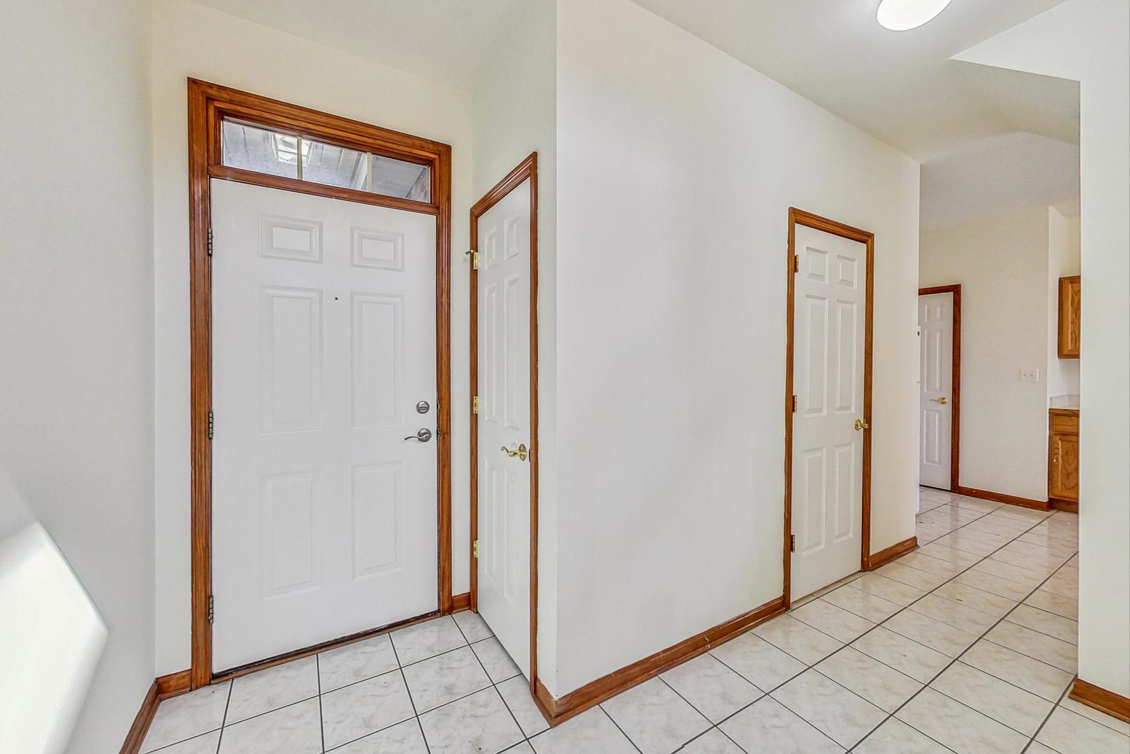 565 Goodwin Drive Bolingbrook, IL 60440 - Photo 4 of 44 a view of an empty room
