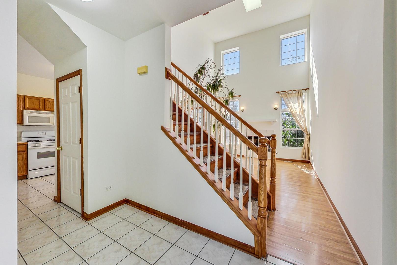 565 Goodwin Drive Bolingbrook, IL 60440 - Photo 5 of 44 a view of an entryway with wooden floor