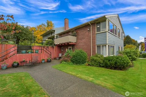 a view of a back yard