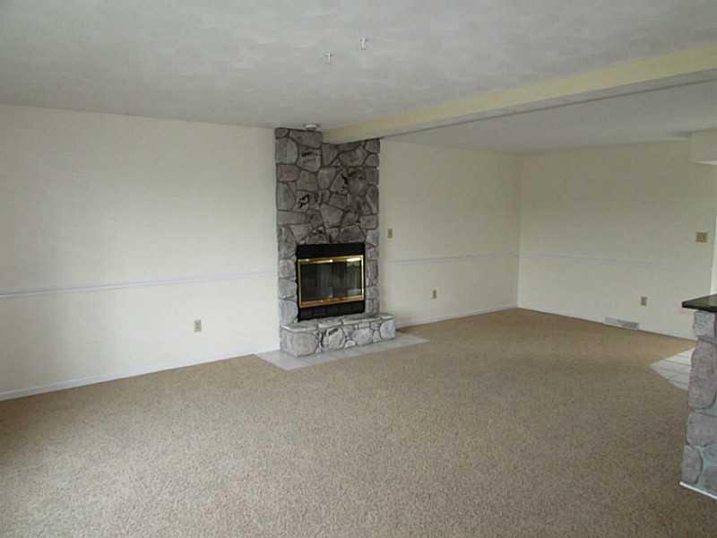 523 Howell Street Elizabeth, PA 15037 - Photo 3 of 25 Family Room.