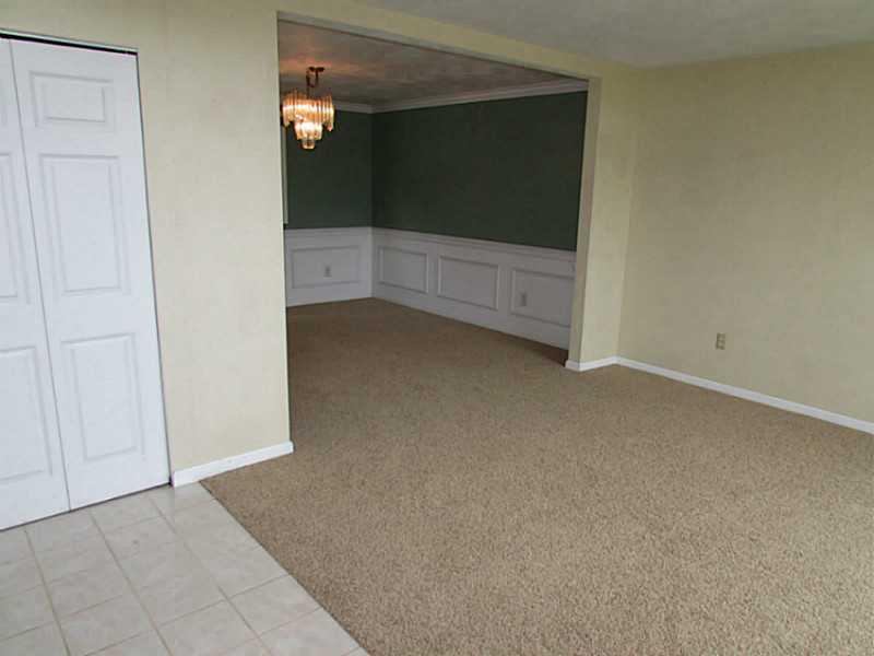 523 Howell Street Elizabeth, PA 15037 - Photo 23 of 25 Living Room.