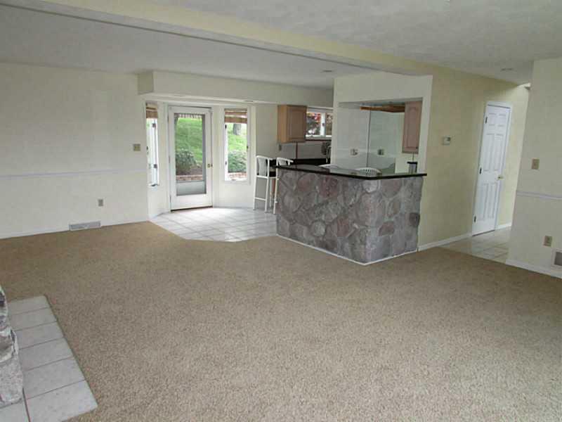 523 Howell Street Elizabeth, PA 15037 - Photo 4 of 25 Family Room.