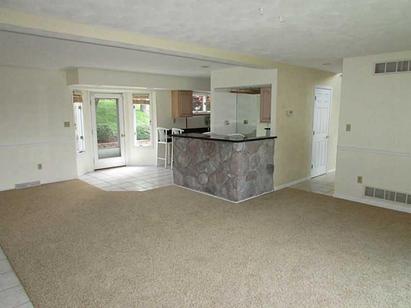 523 Howell Street Elizabeth, PA 15037 - Photo 5 of 25 Family Room.