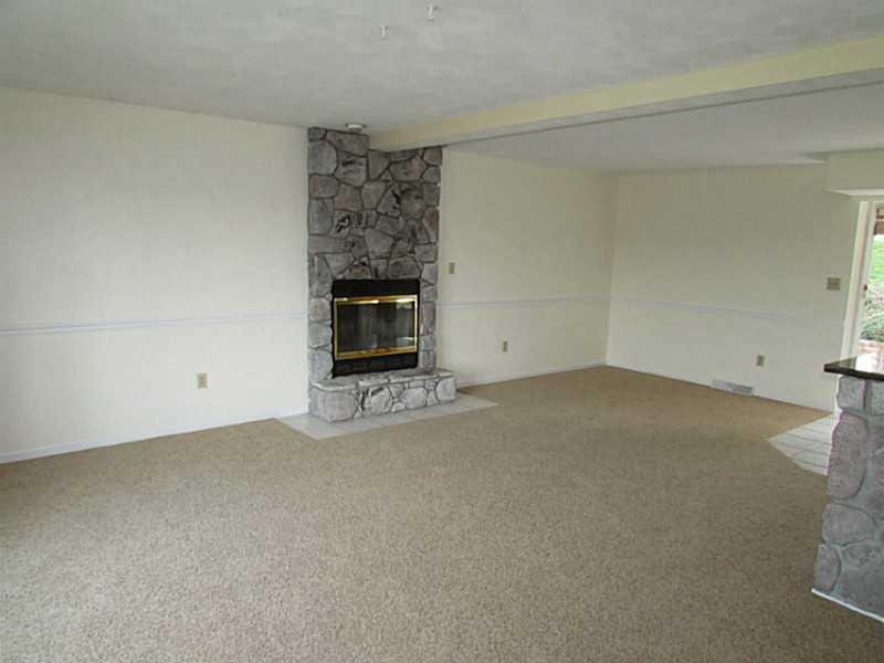 523 Howell Street Elizabeth, PA 15037 - Photo 6 of 25 Family Room.