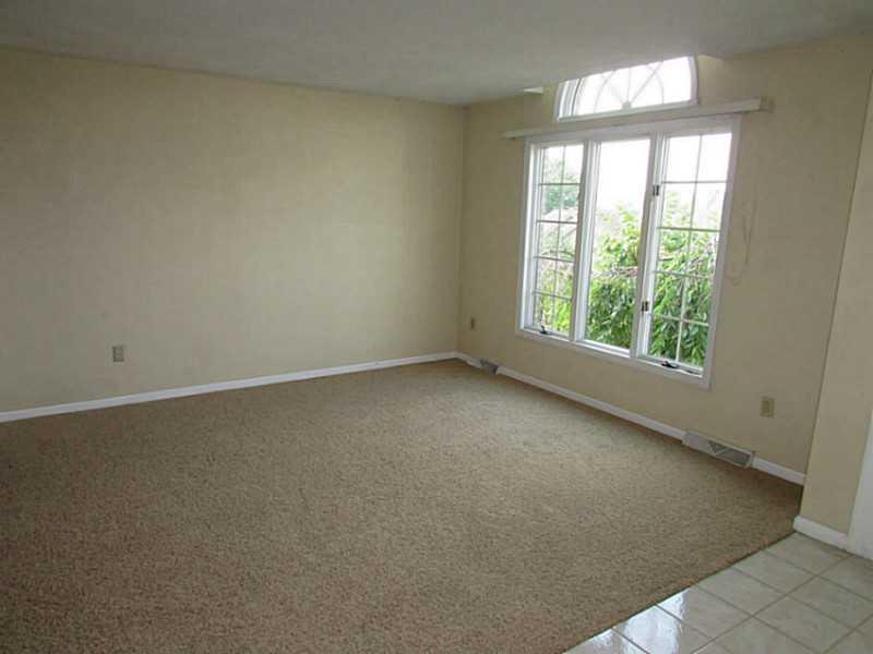 523 Howell Street Elizabeth, PA 15037 - Photo 8 of 25 Living Room.