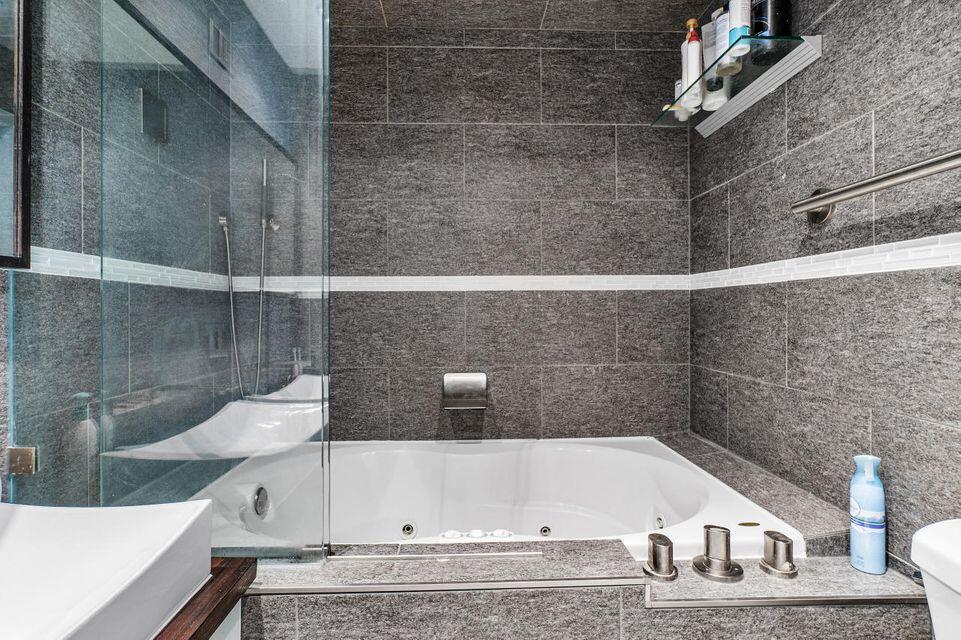 1052 Jeffery Street Boca Raton, FL 33487 - Photo 18 of 29 Jacuzzi tub!