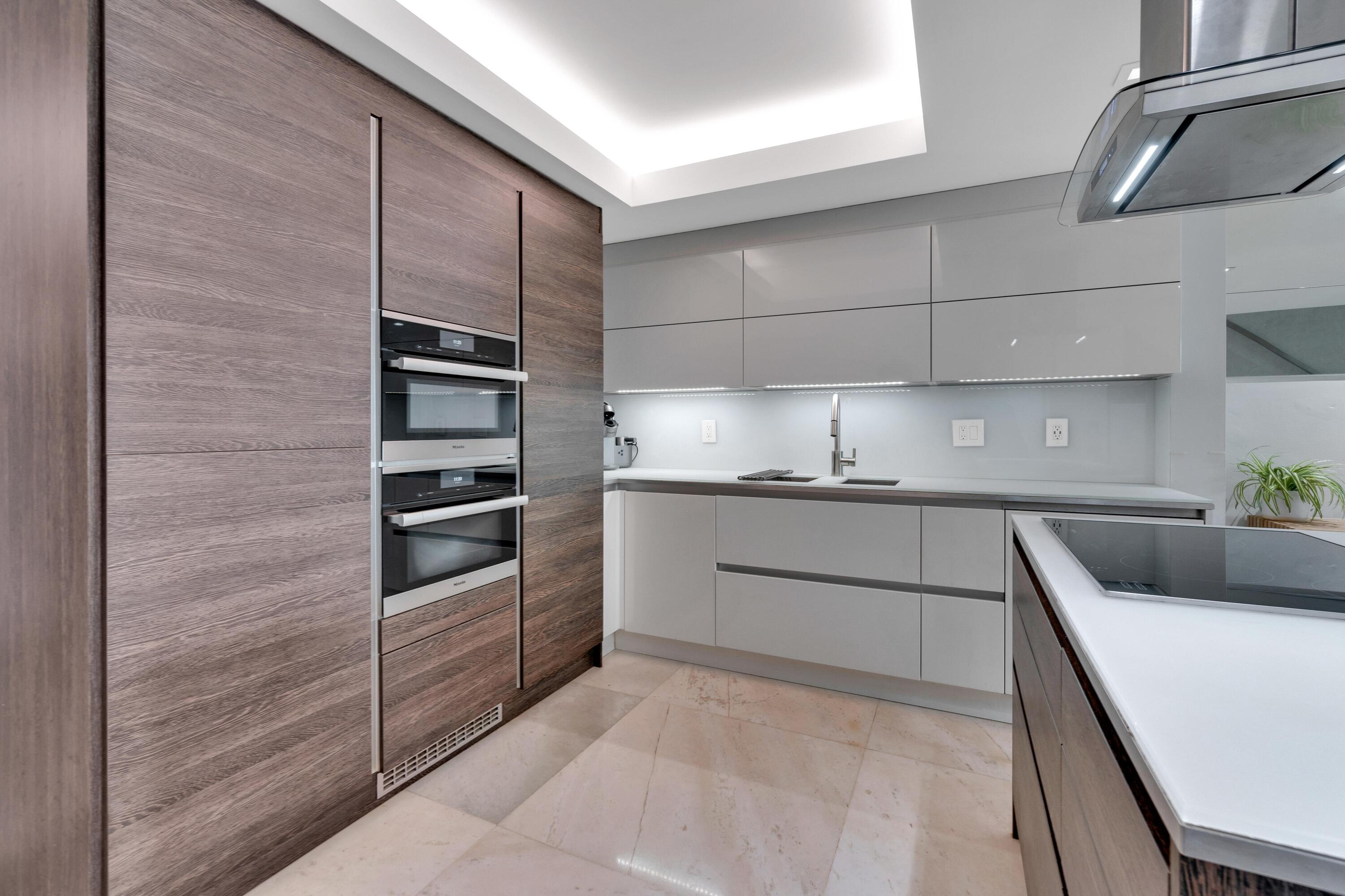 1052 Jeffery Street Boca Raton, FL 33487 - Photo 7 of 29 Integrated Oven & Fridge