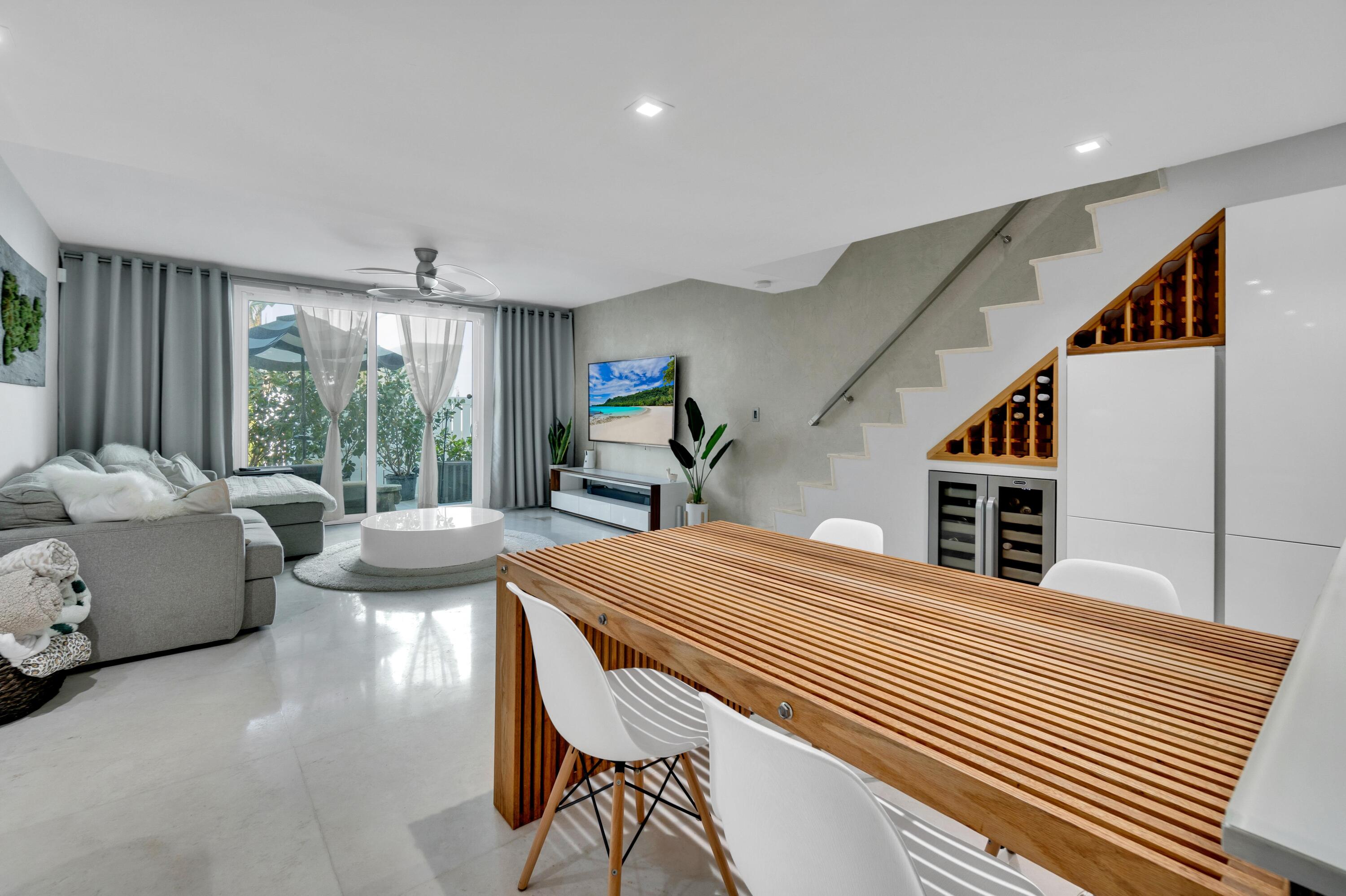 1052 Jeffery Street Boca Raton, FL 33487 - Photo 8 of 29 Space to relax!