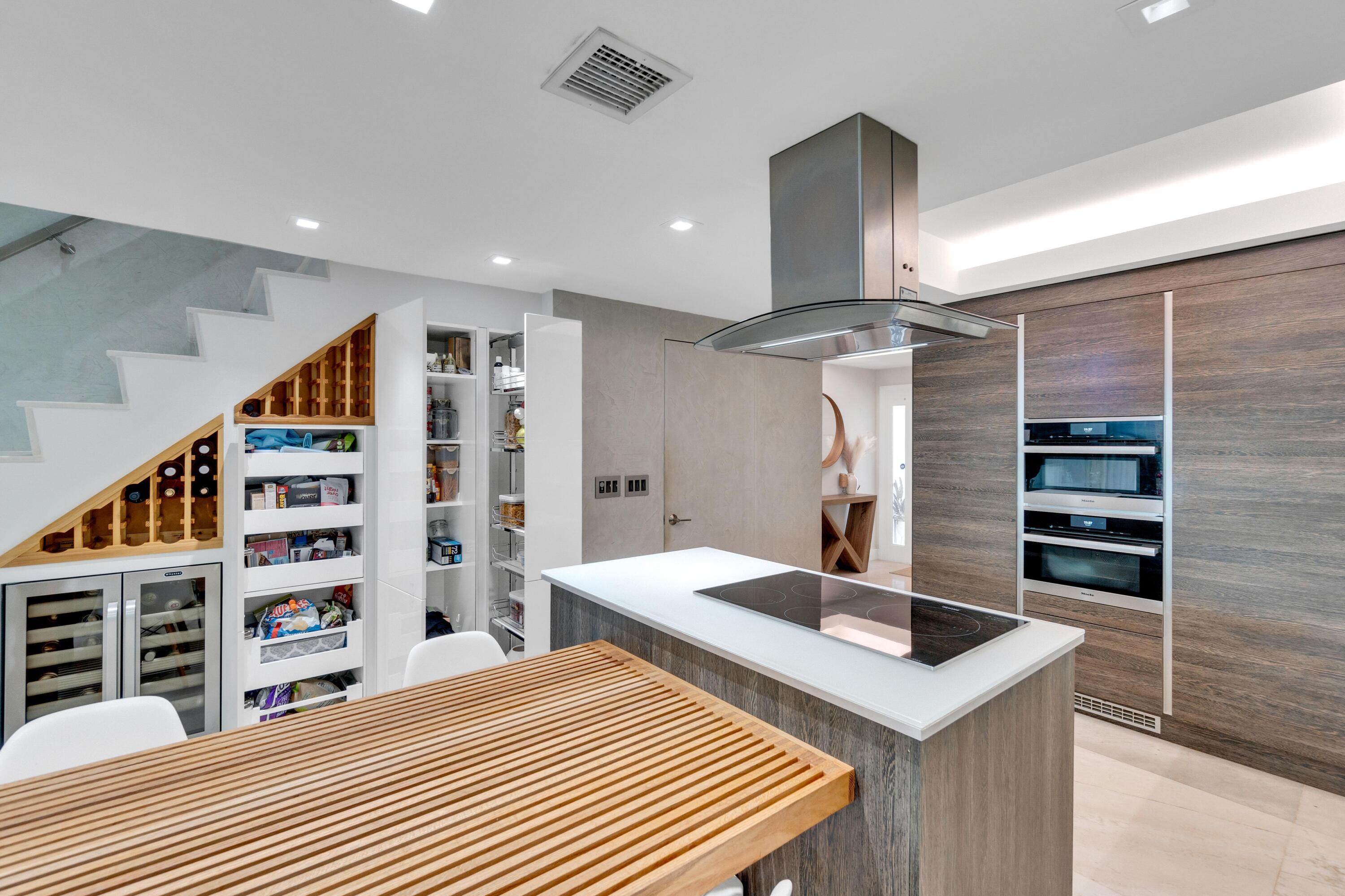 1052 Jeffery Street Boca Raton, FL 33487 - Photo 9 of 29 Creative storage!