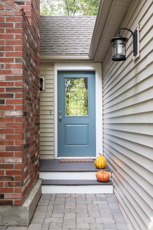 5 Crest Road Natick, MA 01760 - Photo 4 of 36 a view of a bathtub in the balcony