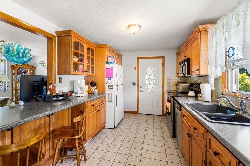 2 Staunton Road Groveland, MA 01834 - Photo 9 of 34 Gallery Image 9