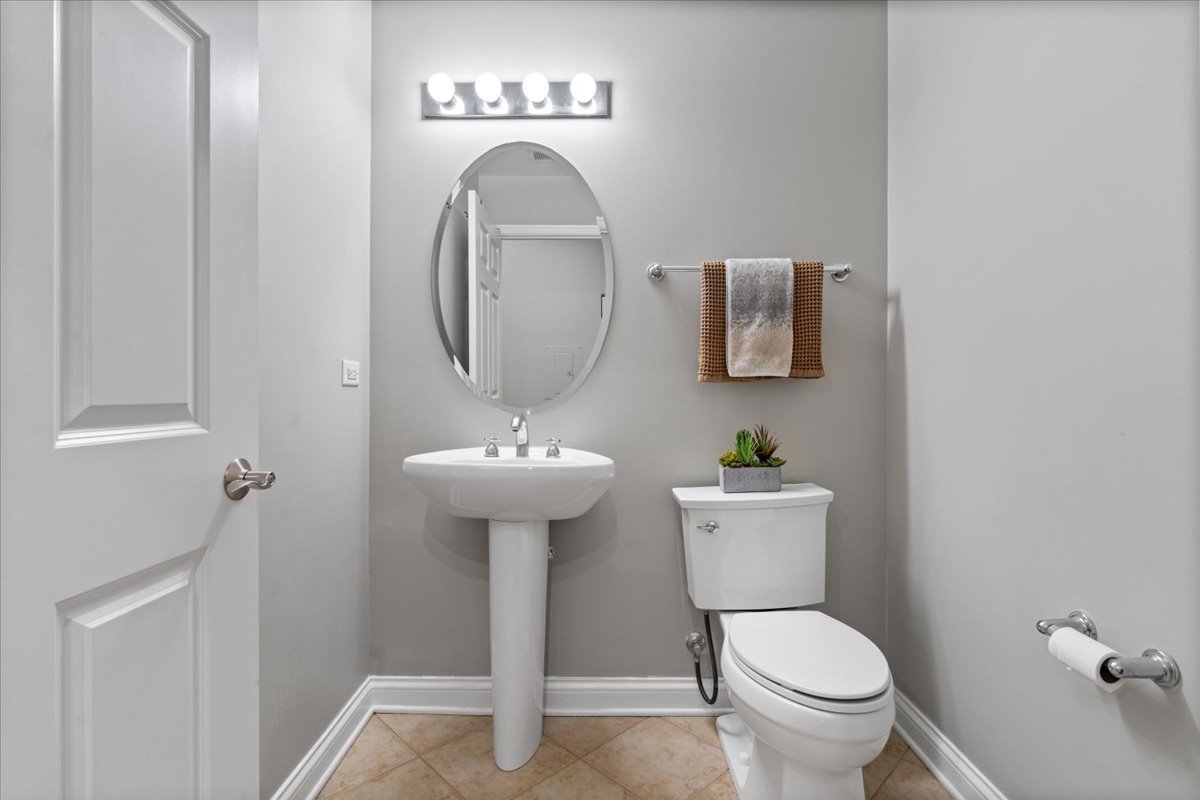 2025 South Indiana Avenue, Unit 407 Chicago, IL 60616 - Photo 14 of 17 a bathroom with a toilet sink and mirror