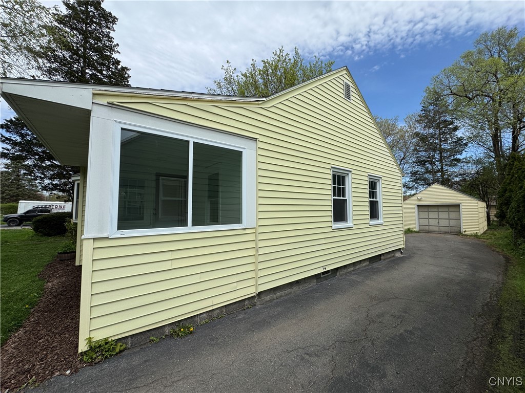 2025 Valley Drive Syracuse, NY 13207 - Photo 29 of 37