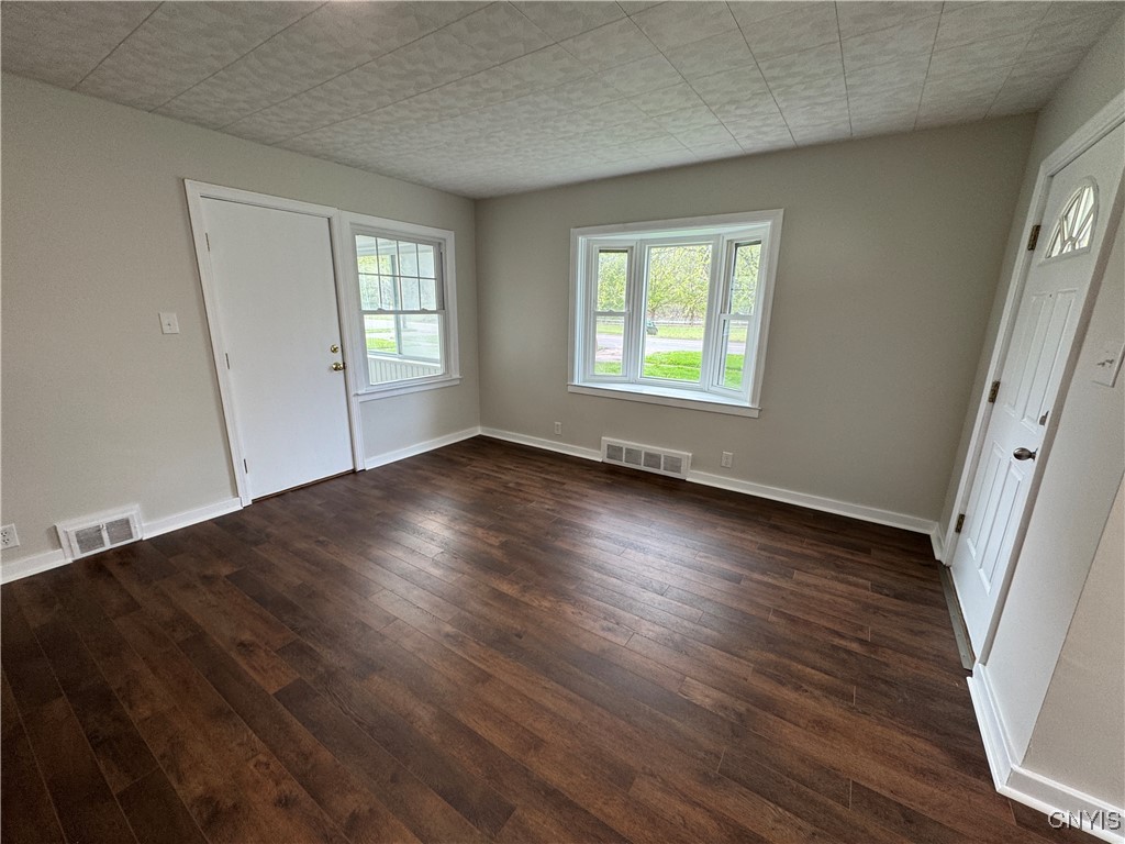 2025 Valley Drive Syracuse, NY 13207 - Photo 9 of 37