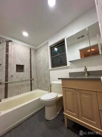 a view of empty room with a ceiling fan