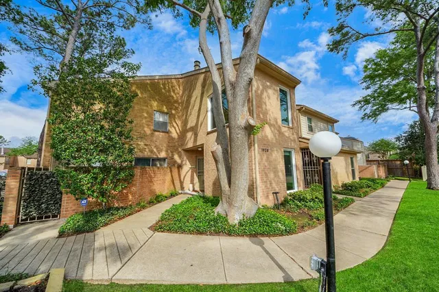$260,000 | 1928 Augusta Drive, Unit 19, Houston, TX 77057