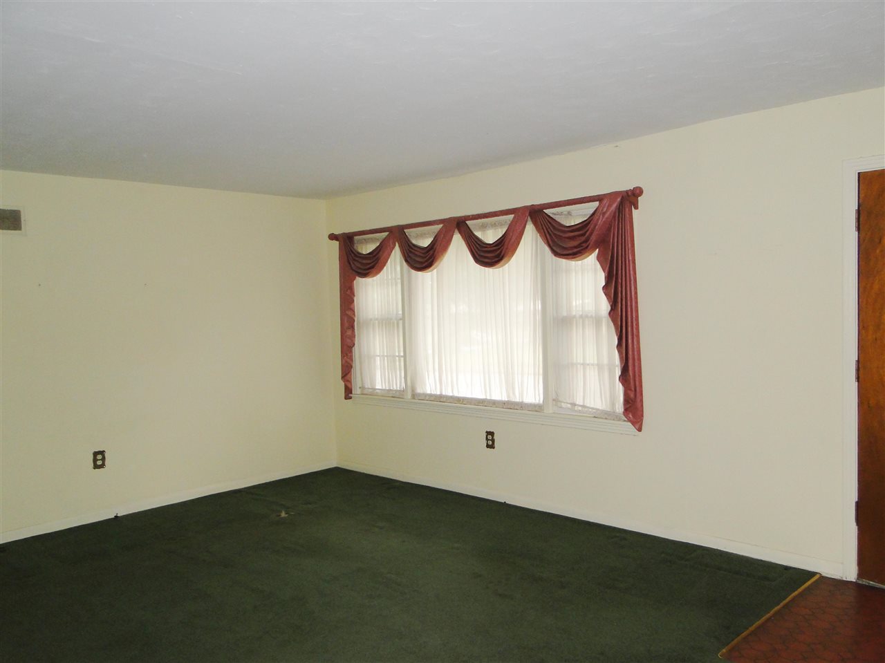 5000 Sea Isle Road Memphis, TN 38117 - Photo 2 of 14 an empty room with a window