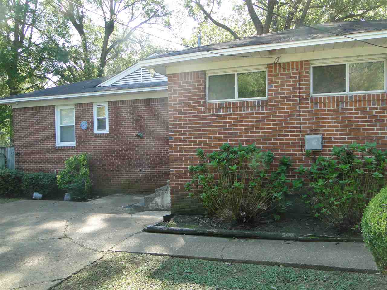 5000 Sea Isle Road Memphis, TN 38117 - Photo 11 of 14 a view of a house with a yard