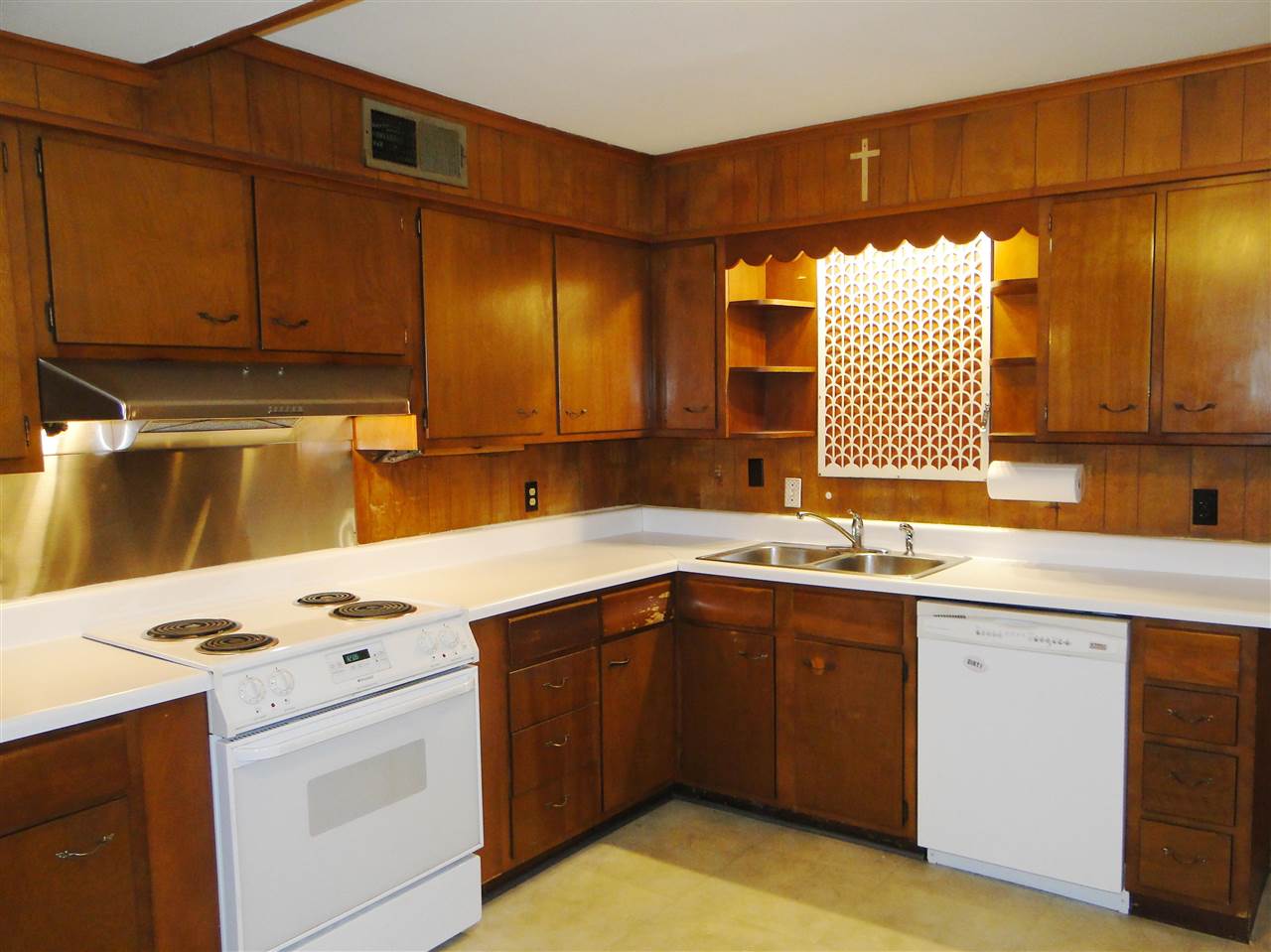 5000 Sea Isle Road Memphis, TN 38117 - Photo 4 of 14 a kitchen that has a sink and a stove in it