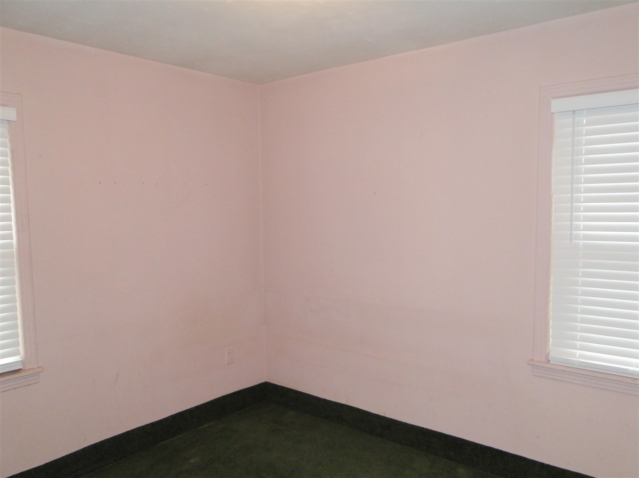 5000 Sea Isle Road Memphis, TN 38117 - Photo 7 of 14 a small space with a window