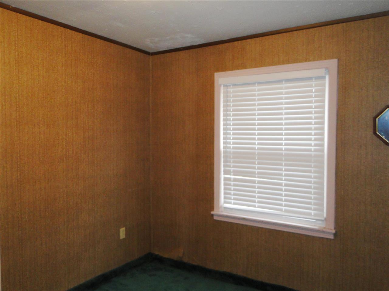 5000 Sea Isle Road Memphis, TN 38117 - Photo 8 of 14 a small space with a window